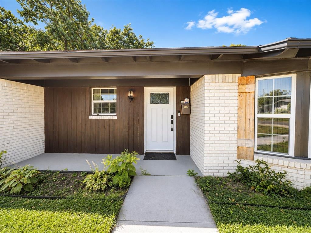 102 E Highland Drive — photo