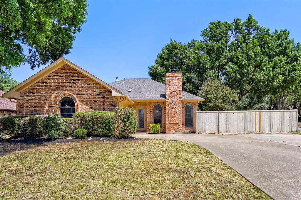 2212 Oak Bluff Drive — photo