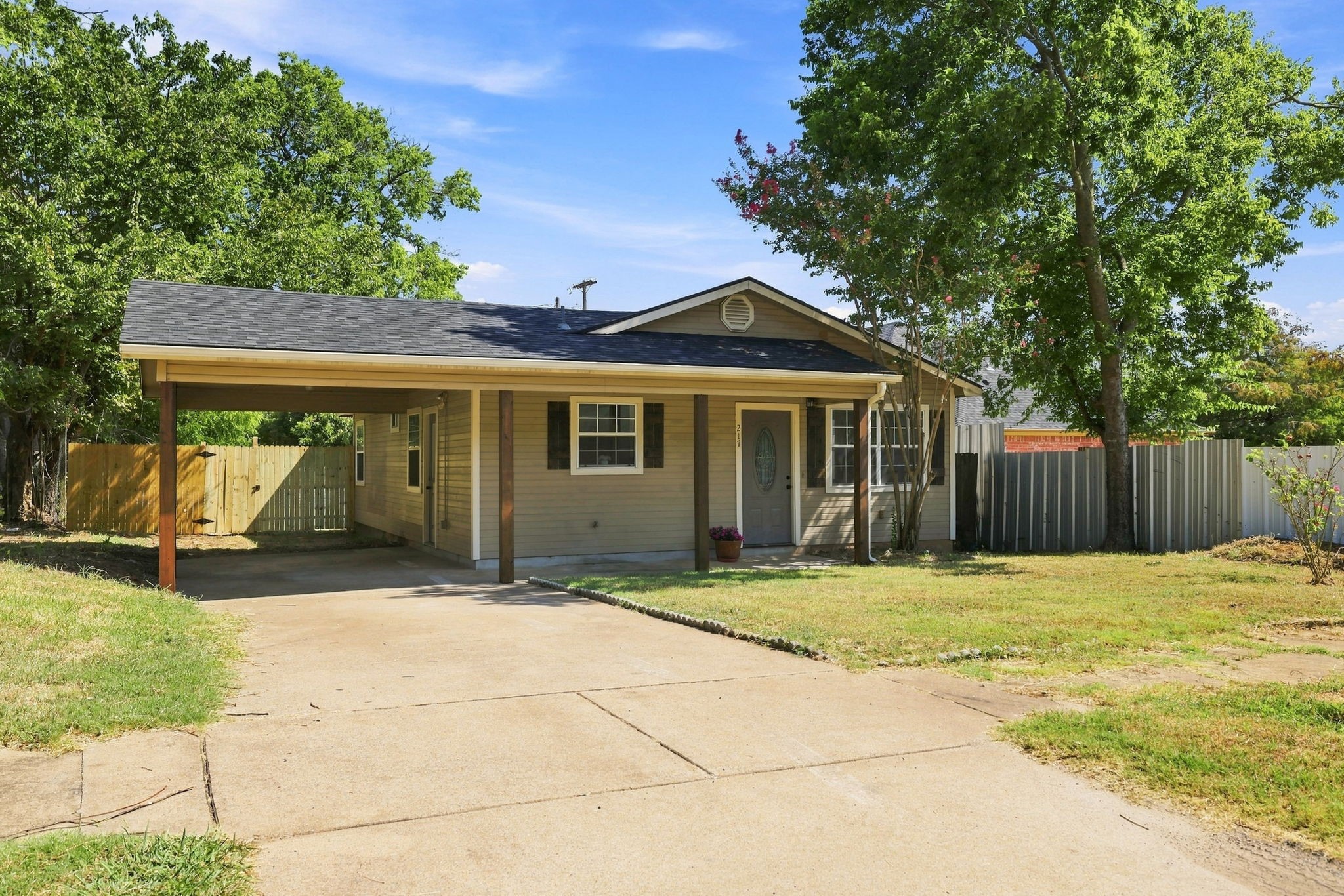 217 E Hull Street, Denison, TX 75021 — photo 2