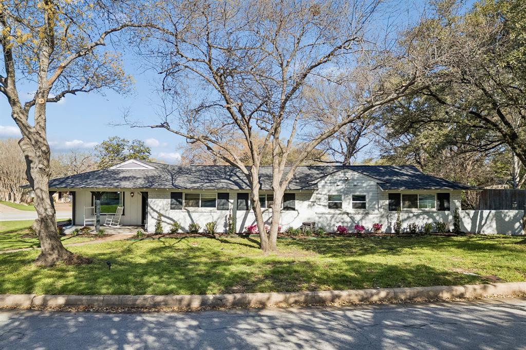 1828 Ems Road E — photo