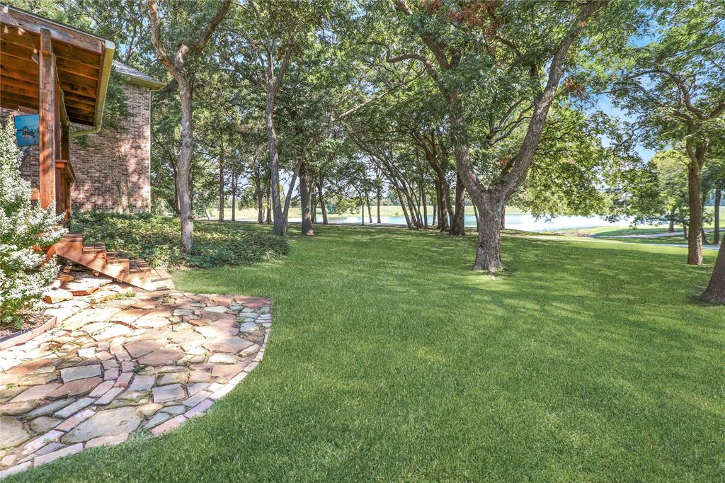 1814 Lakeshore Court — photo