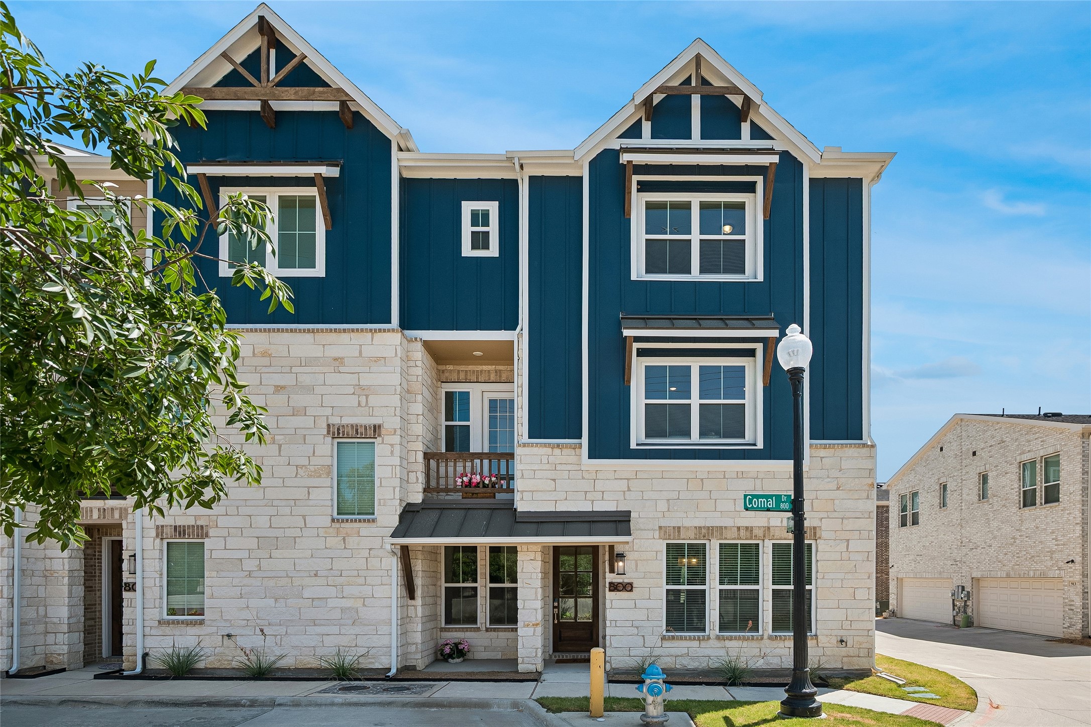 800 Comal Drive — photo