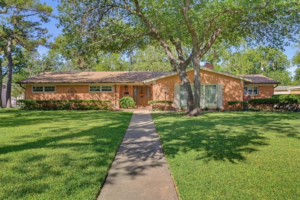 1526 Elmwood Drive — photo