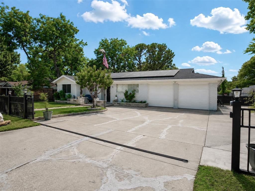 500 Oakwood Drive — photo