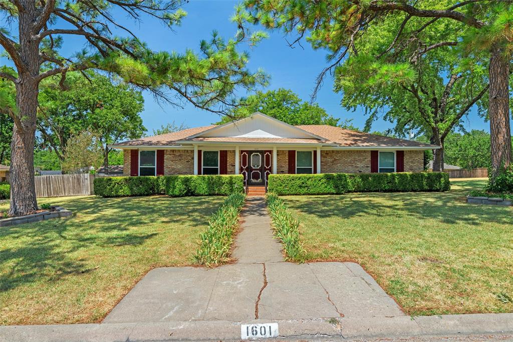 1601 Dakota Drive — photo