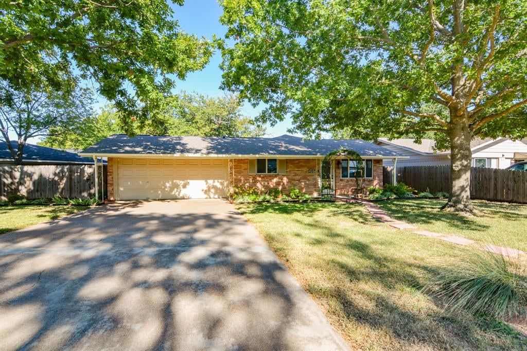 1207 Lynnwood Drive — photo