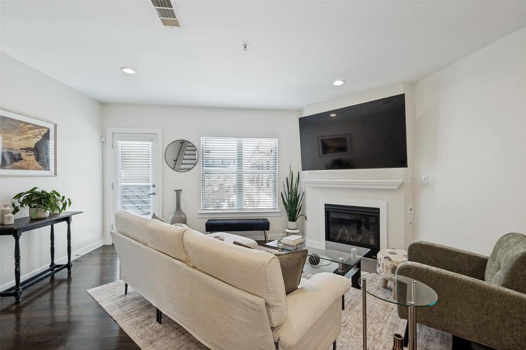 3922 Gilbert Avenue 214 — photo