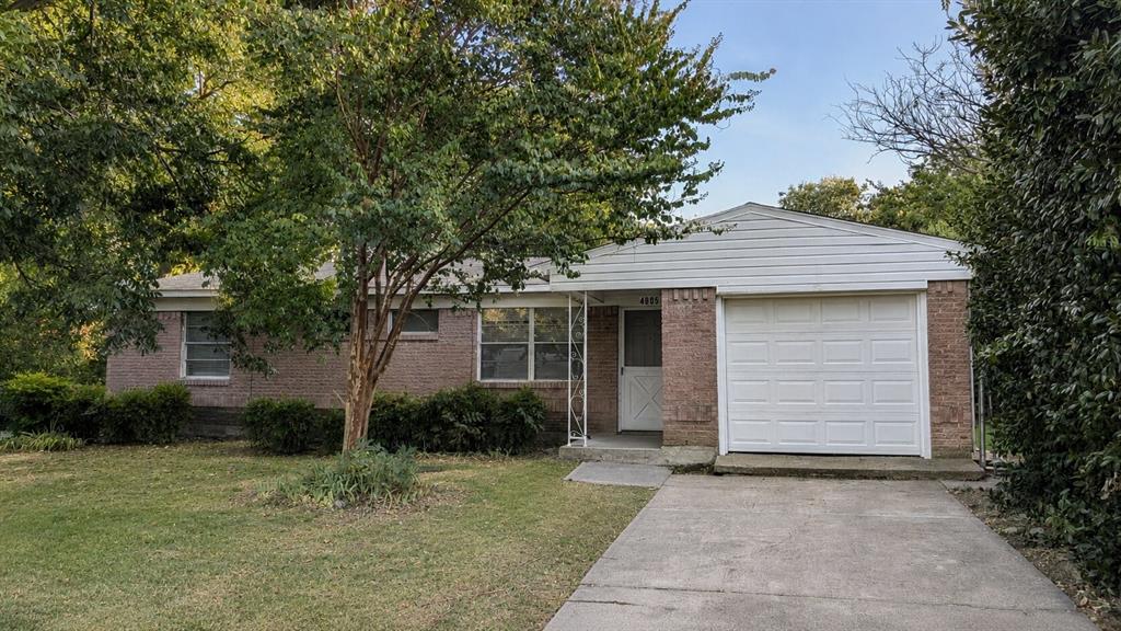 4805 Mistletoe Way — photo