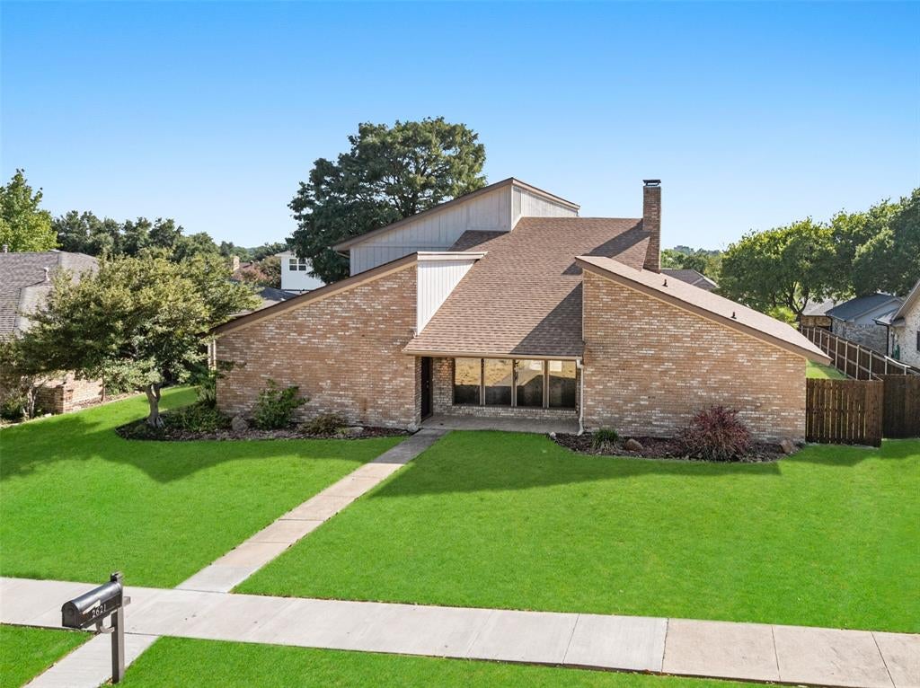 2621 Country Club Parkway — photo