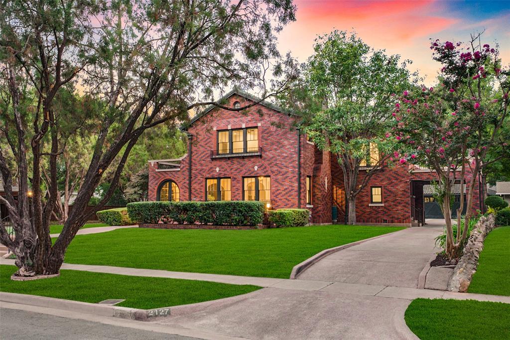 2127 Pembroke Drive — photo