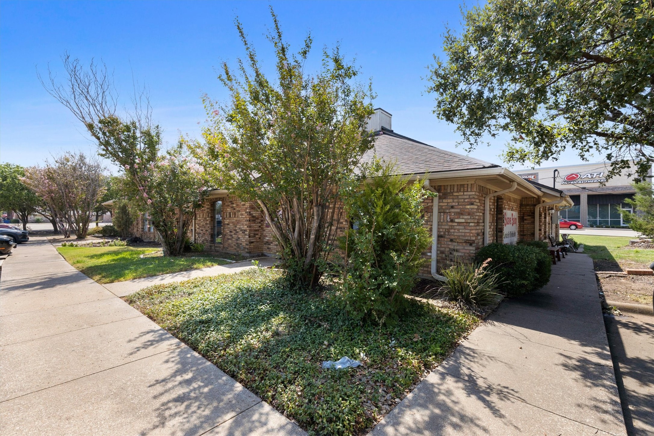 1055 W Pioneer Parkway — photo