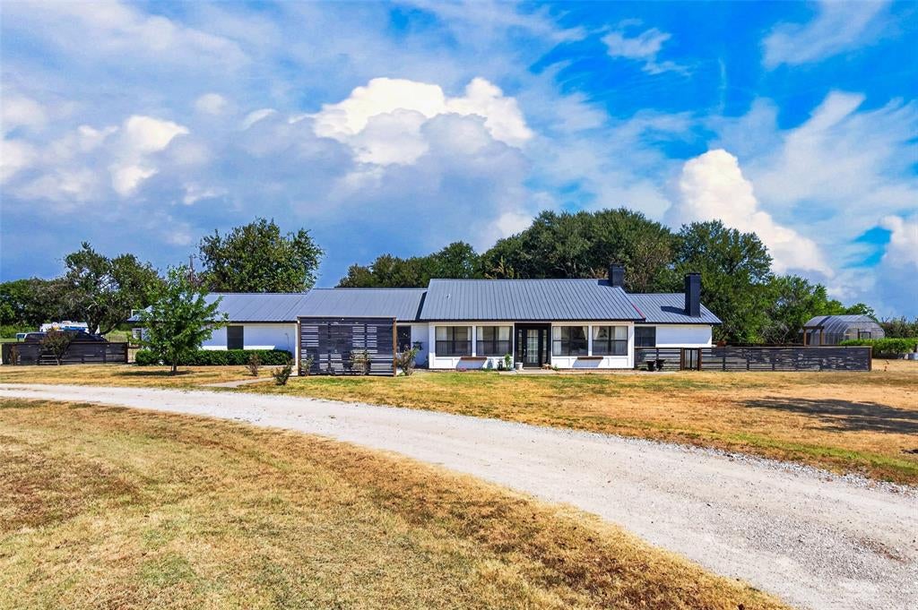 424 FM 1563 — photo