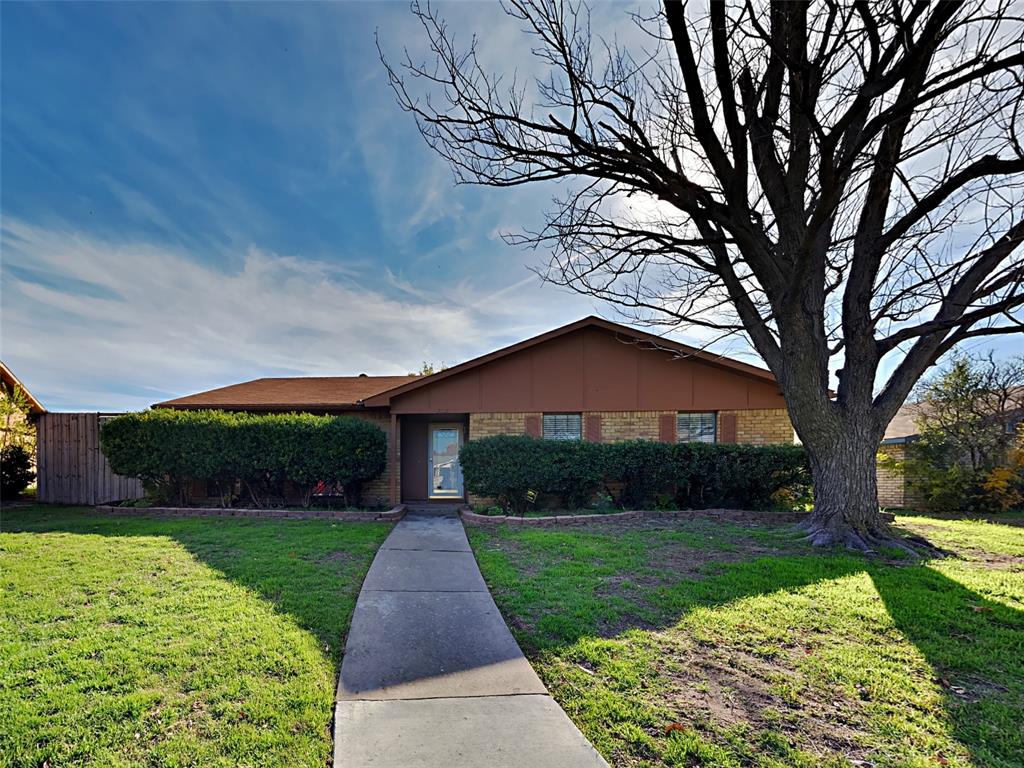2112 Victoria Road — photo