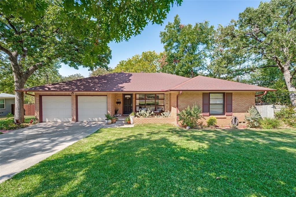 1403 Greenwood Drive — photo