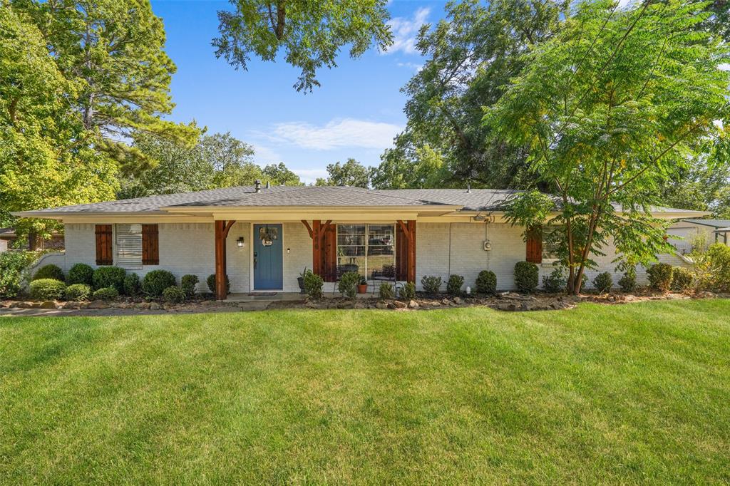 300 E Pecan Street — photo