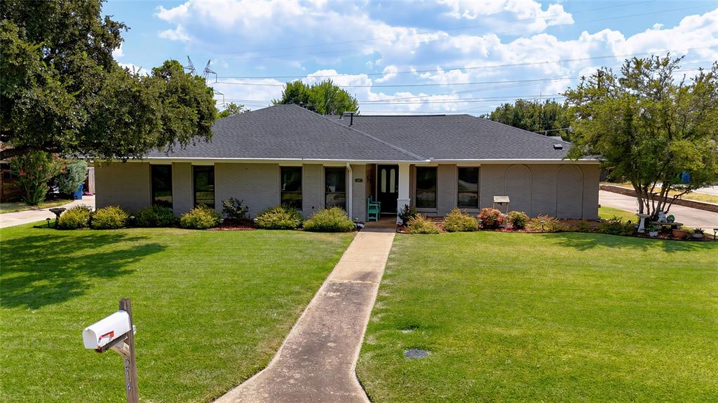 214 Bexar Drive — photo