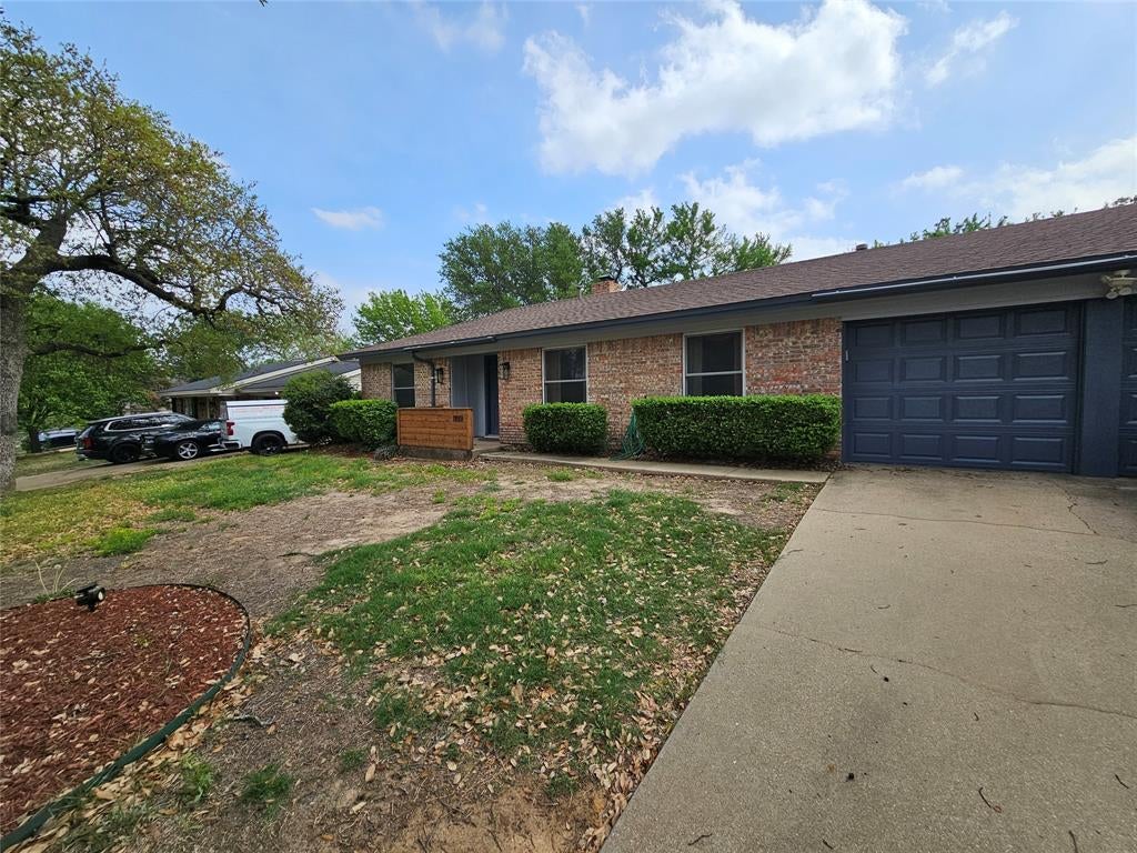 1109 W Redbud Drive — photo