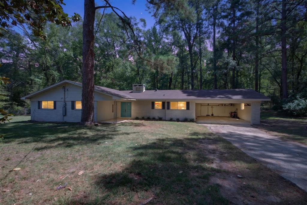 811 Daleen Road — photo