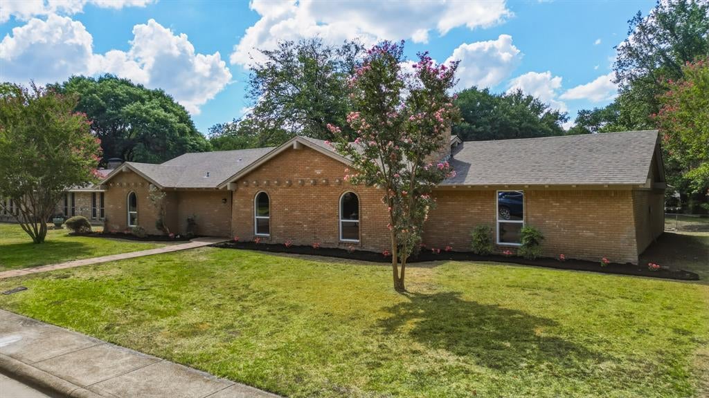 122 Meadowbrook Drive — photo