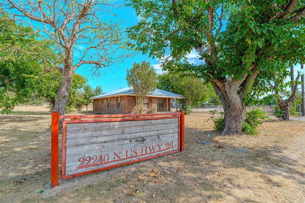 22240 N US Highway 281 — photo