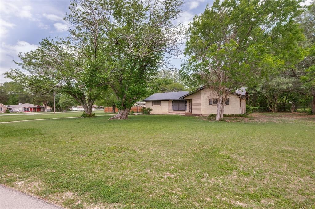 1533 E Springcrest Circle, Lancaster, TX 75134 — photo 2
