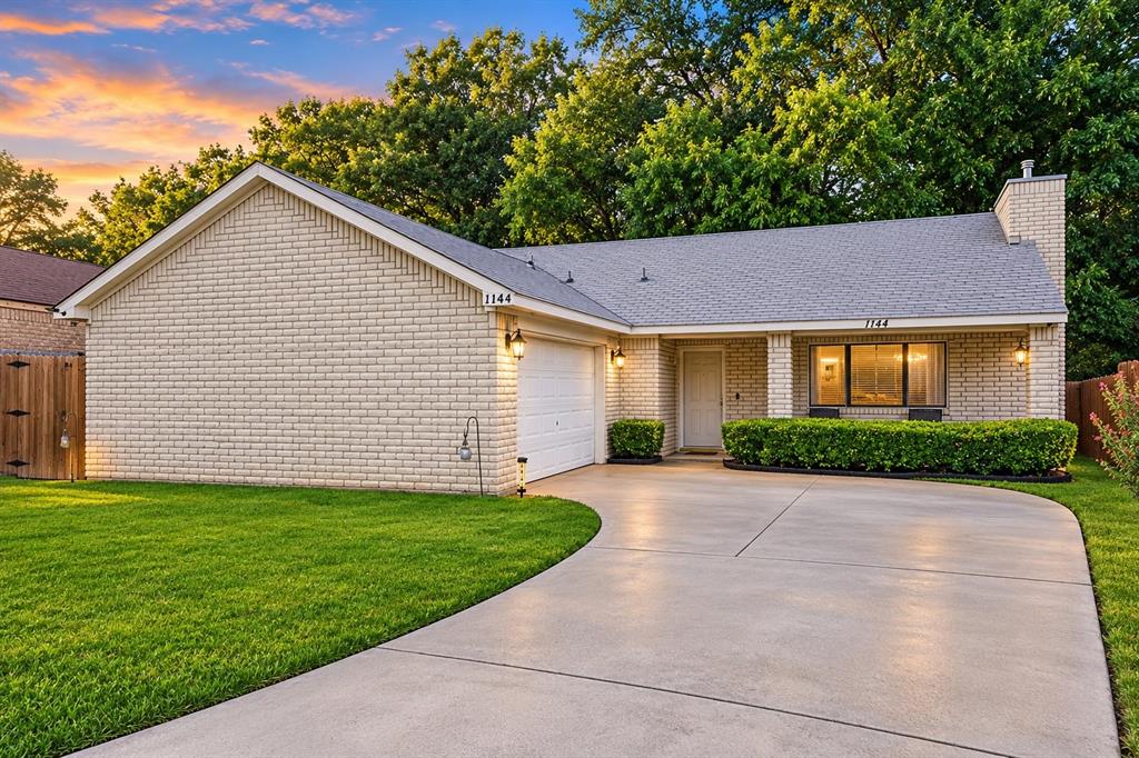 1144 Castlewood Court — photo