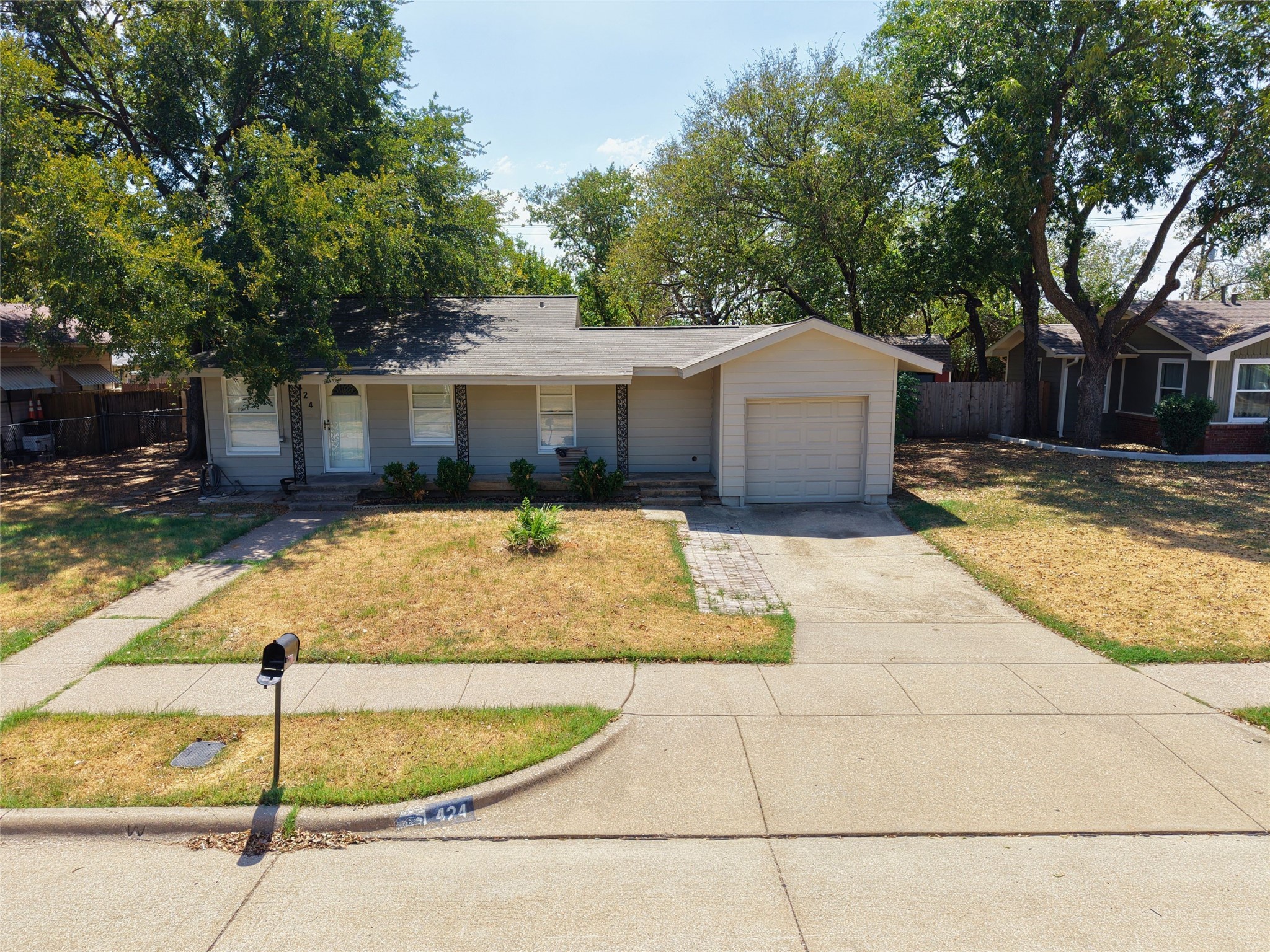 424 E Ellen Avenue, Hurst, TX 76053 — photo 2
