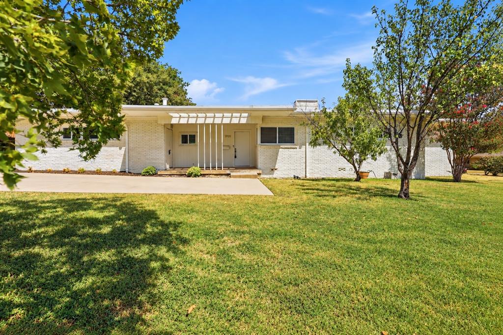 3921 Clayton Road E — photo