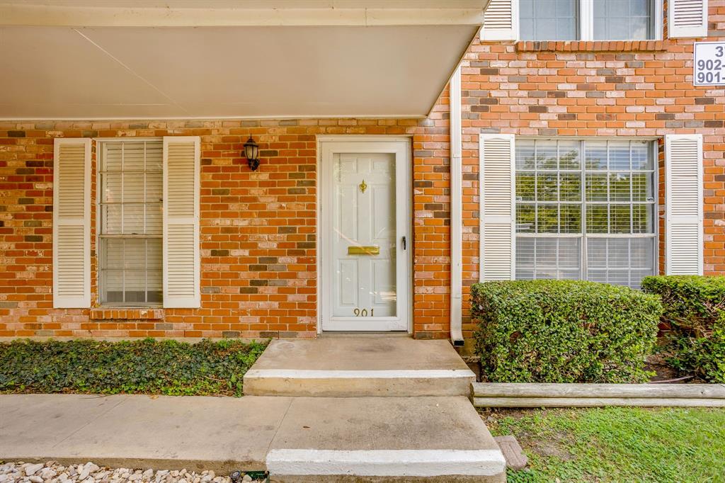 901 Roaring Springs Road — photo