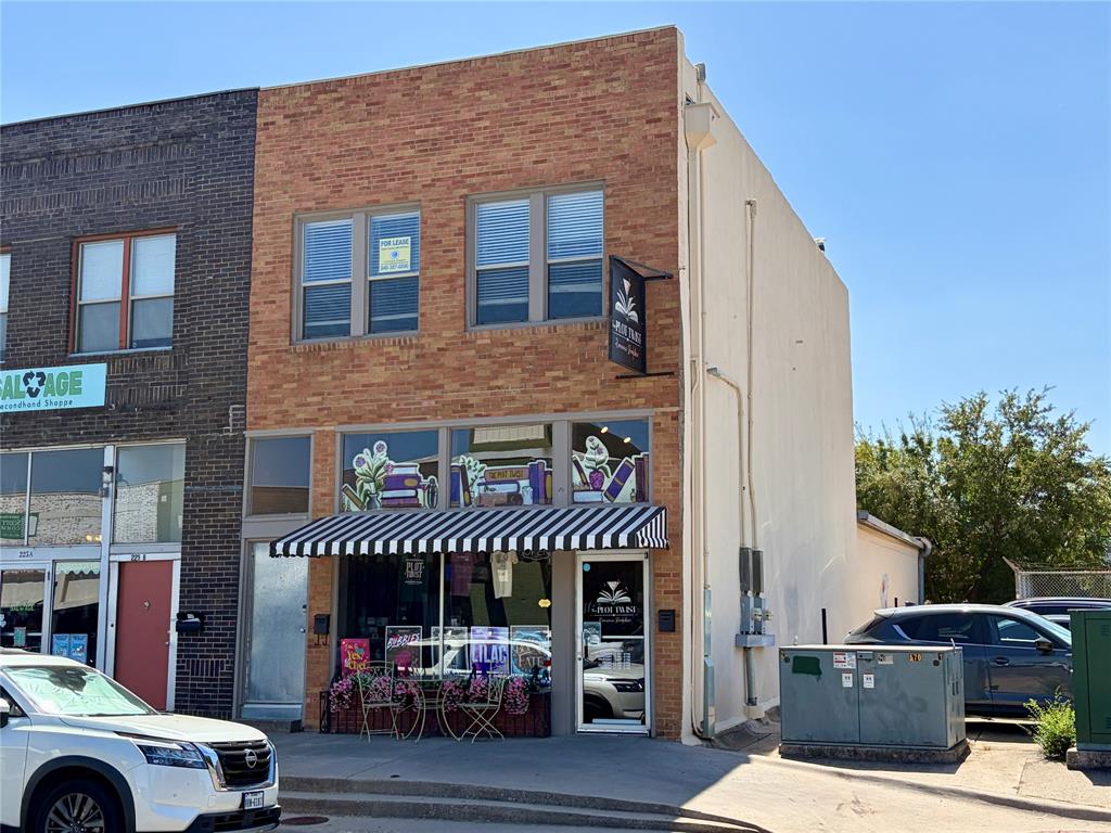 227 W Oak Street B — photo