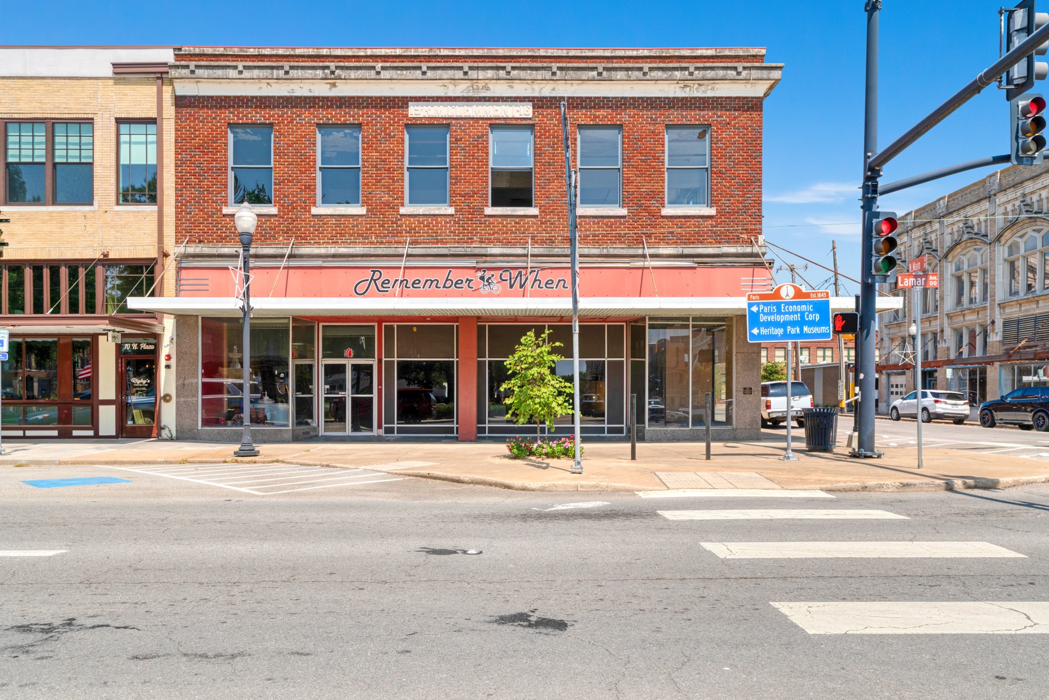 4 N Plaza — photo