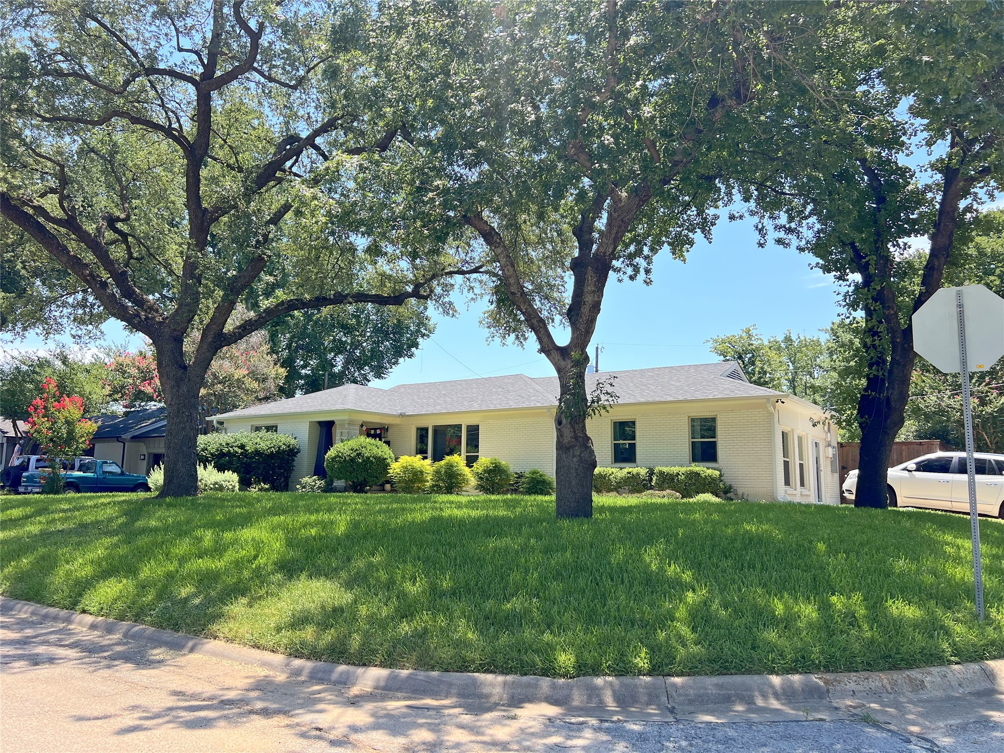 1200 Daisy Lane — photo