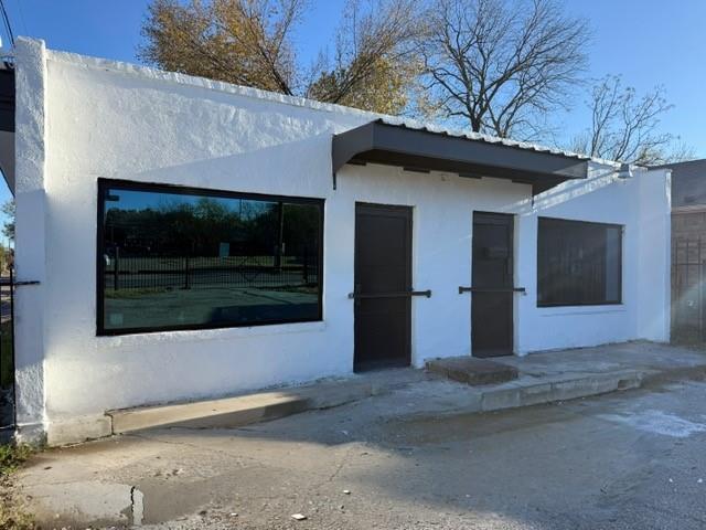 4126 Metropolitan Avenue — photo