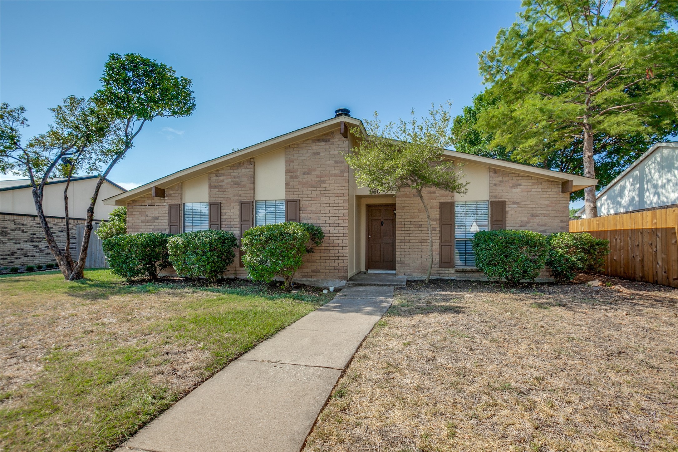 960 Lockhart Drive — photo