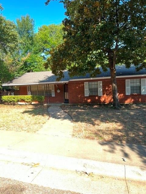 2501 White Oak Lane — photo