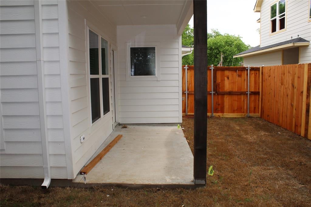 810 Dover, Pilot Point, TX 76258 — photo 2