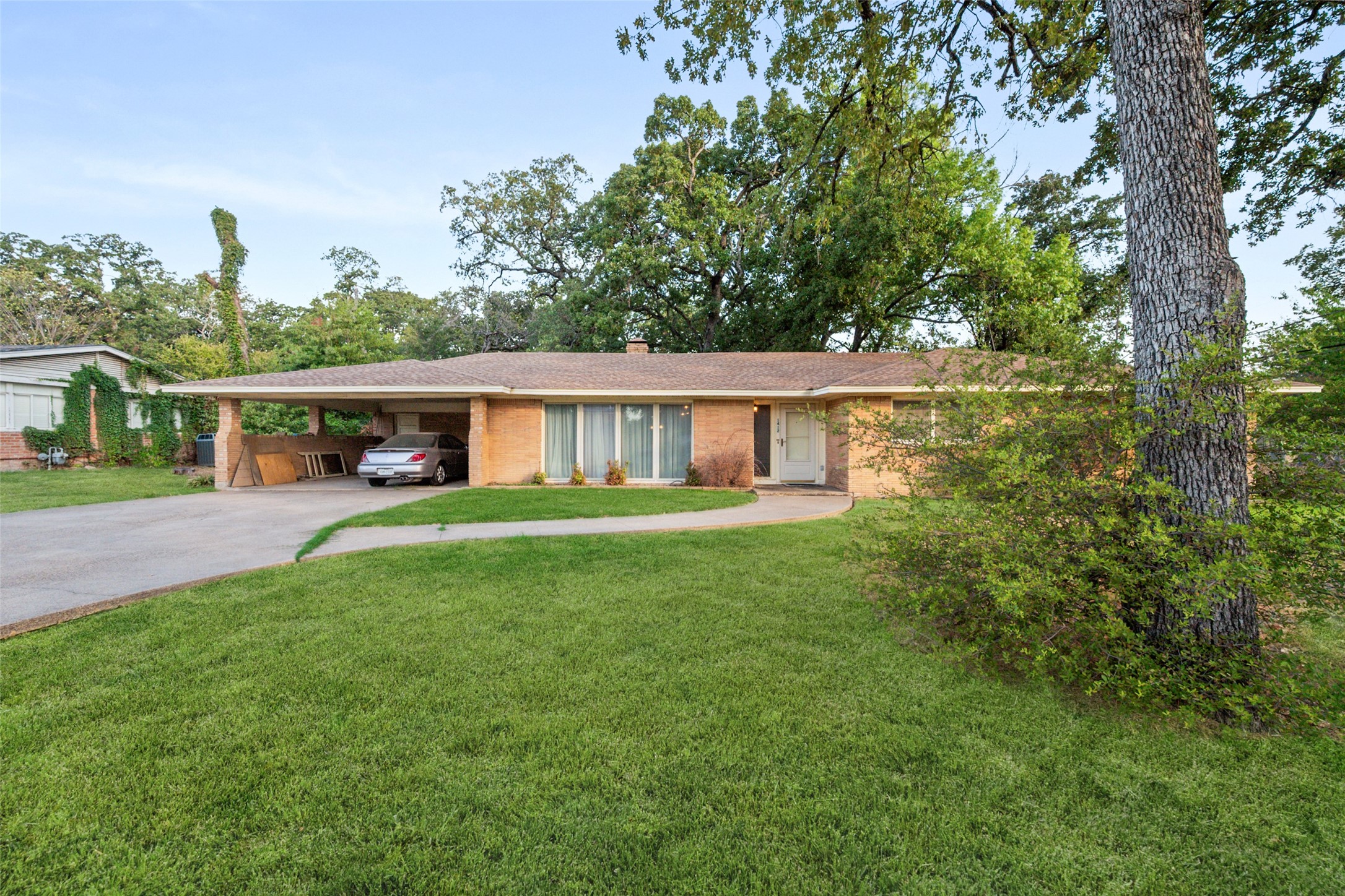 1412 Oaklawn Drive — photo