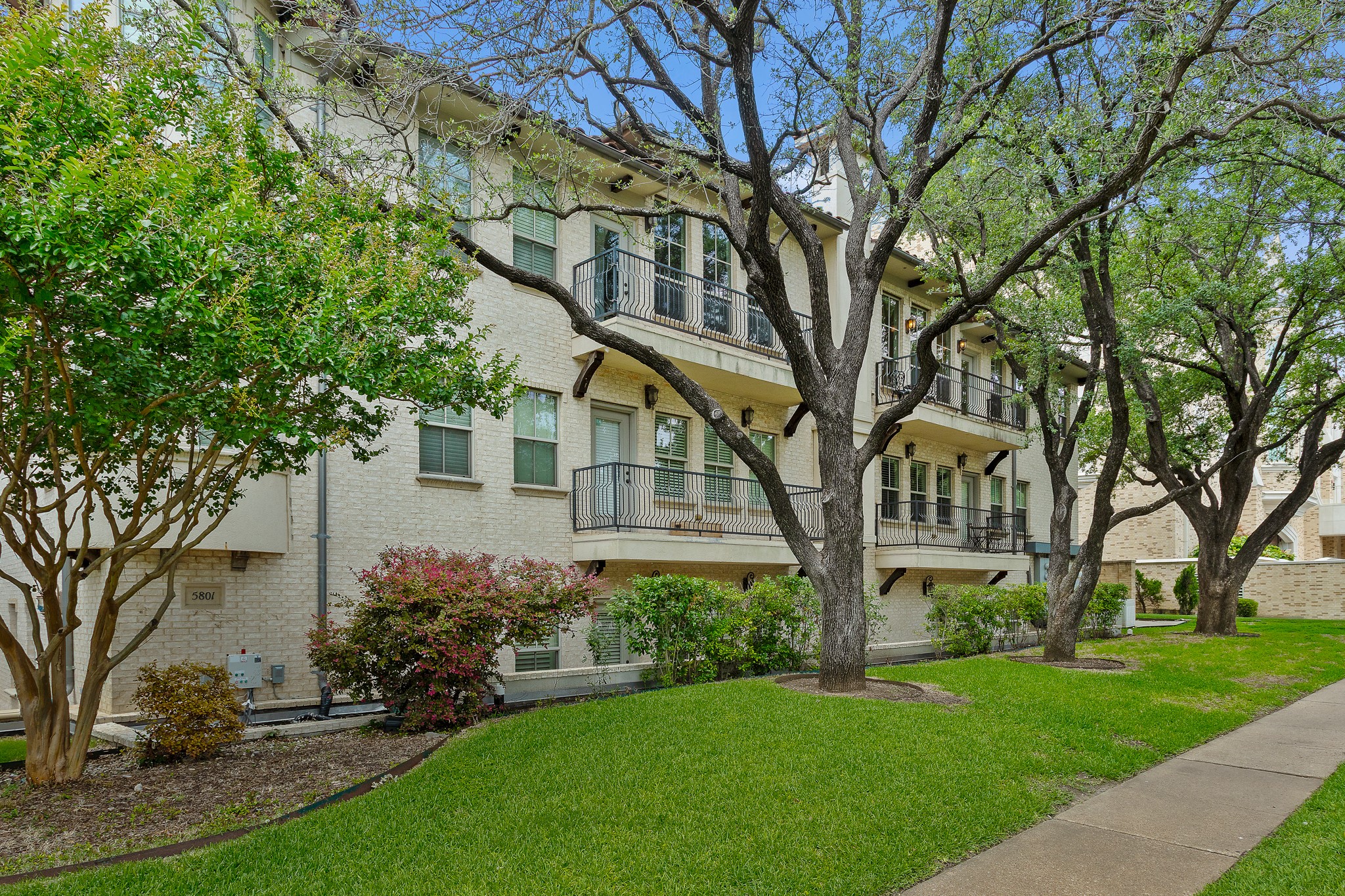 5801 Hillcrest Avenue 09 — photo