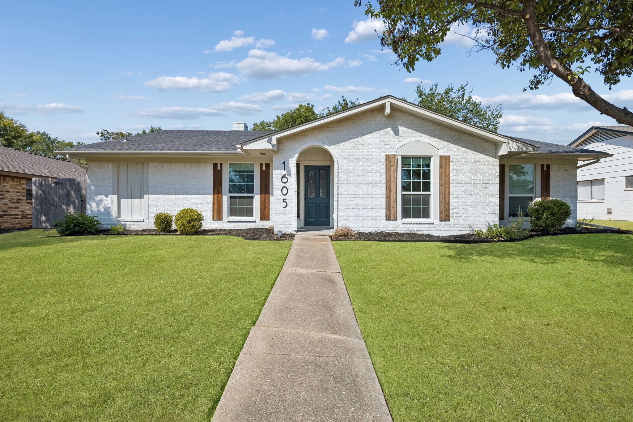 1605 Versailles Drive — photo