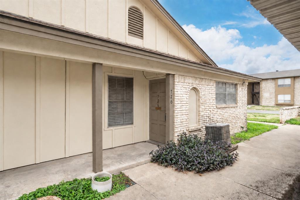 726 E Pecan Street — photo