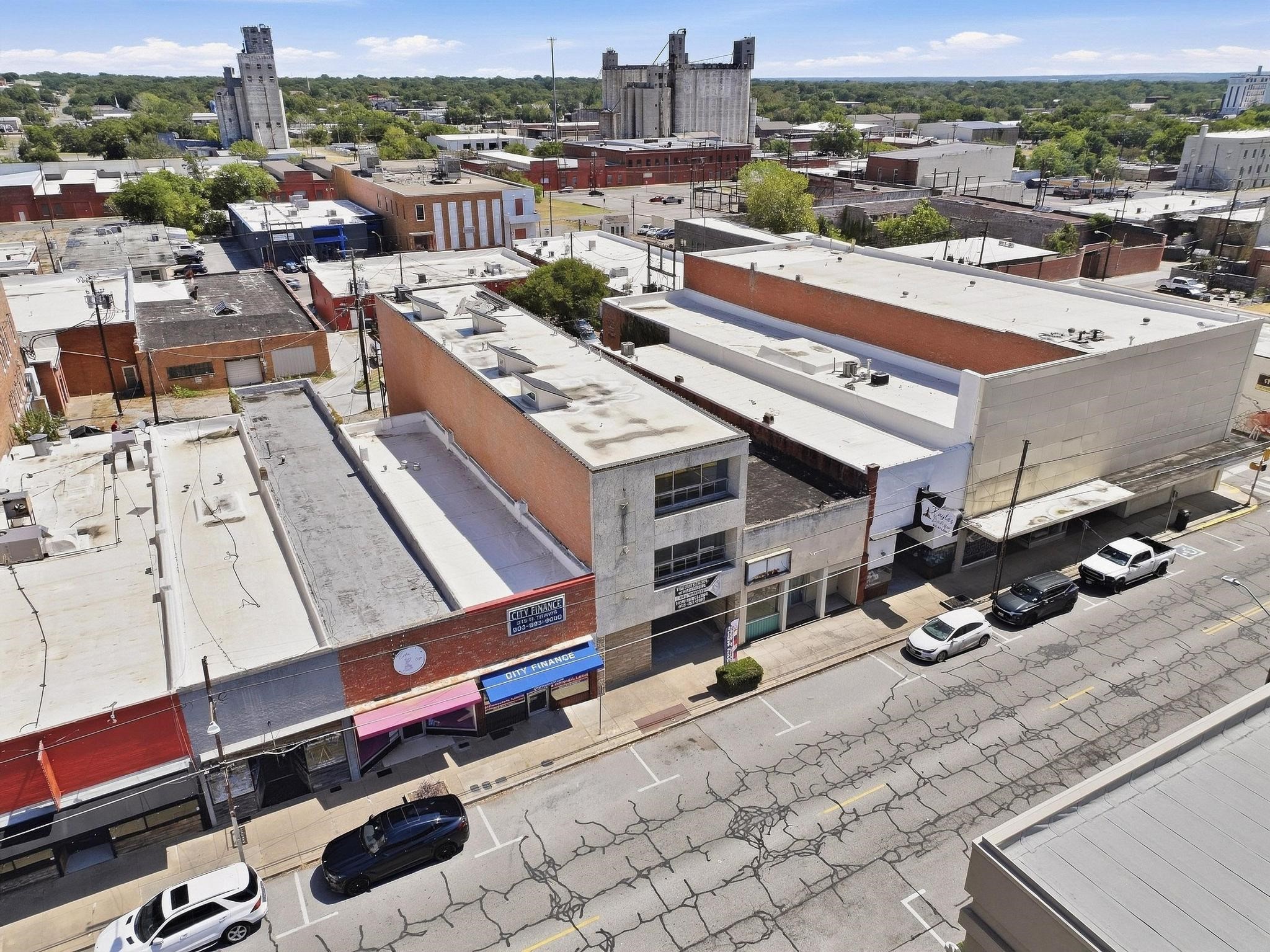 213 N Travis Street — photo
