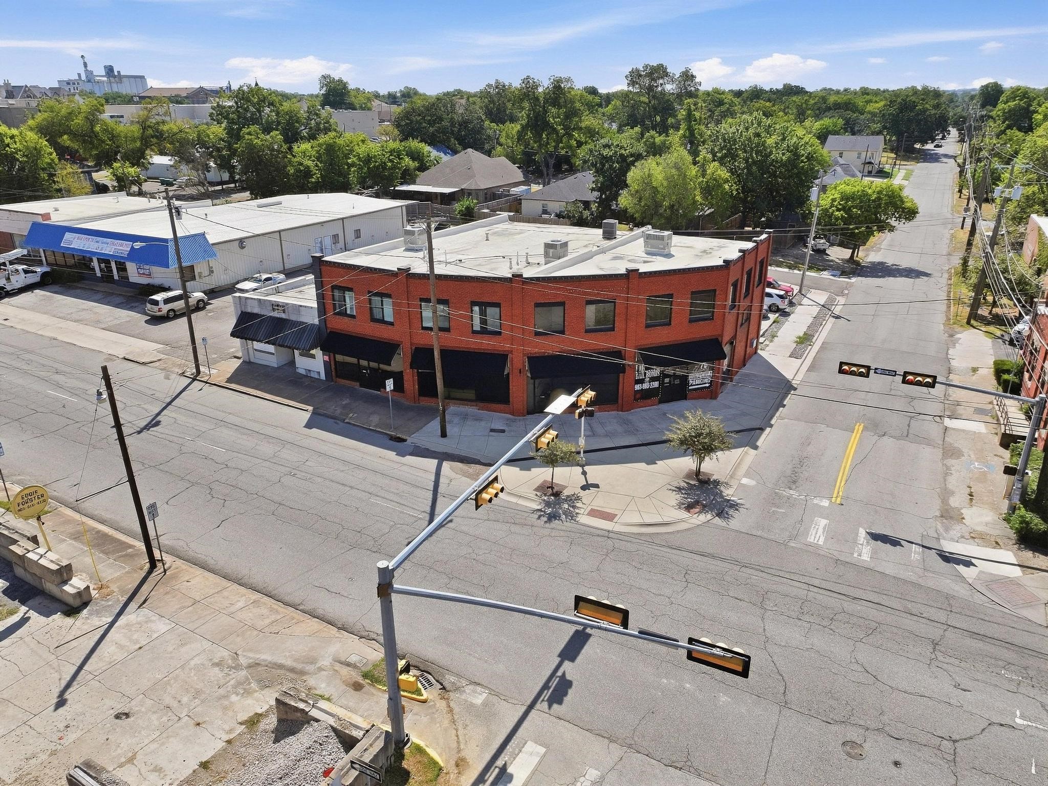 330 W Lamar Street — photo