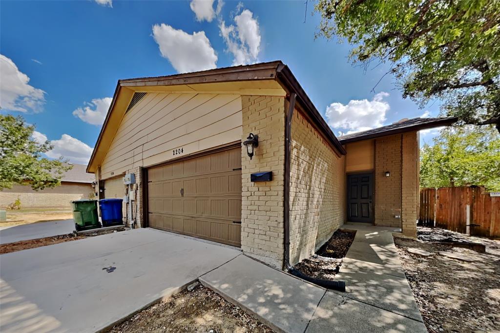 2204 Heritage Circle — photo