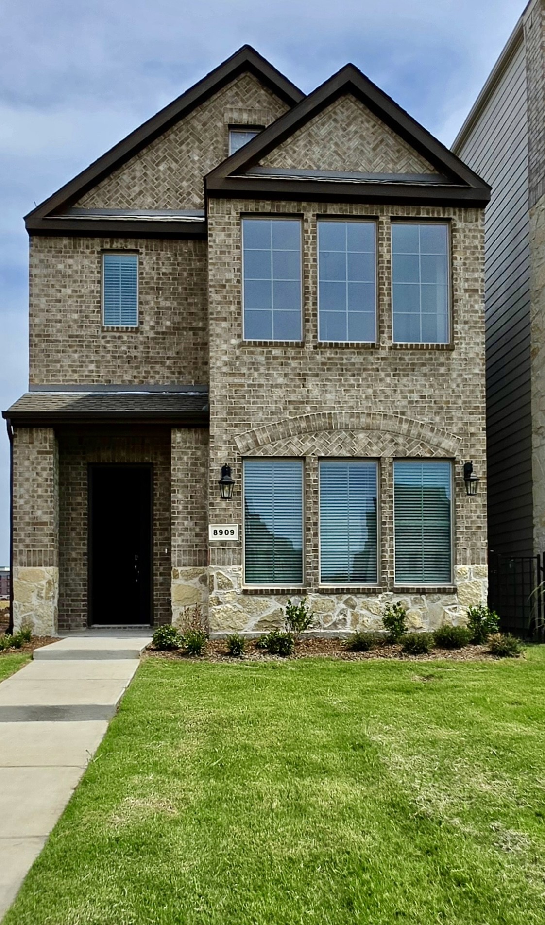 8909 Shoppers Lane — photo
