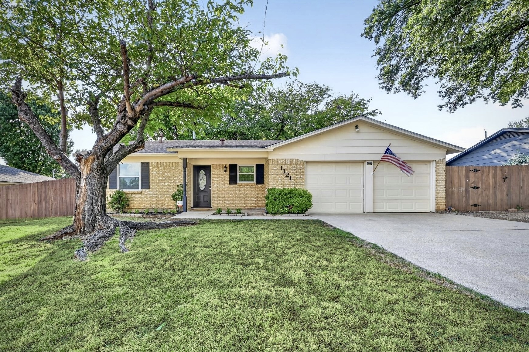 1121 Greendale Drive — photo