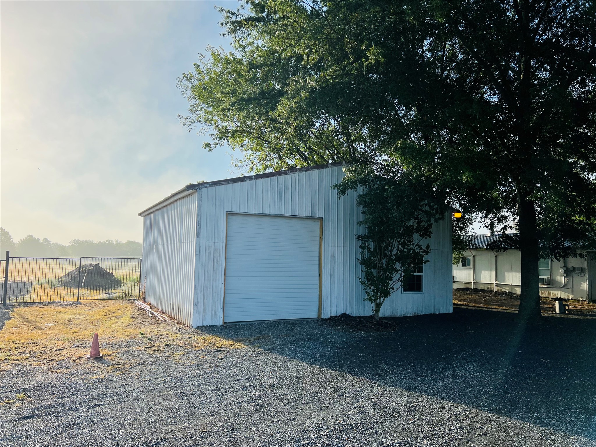 1050 FM 273 — photo