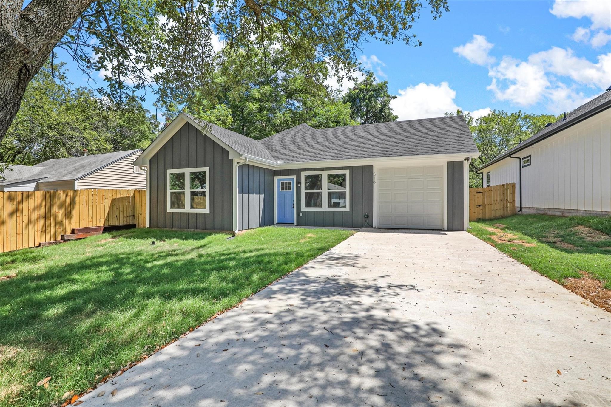 516 E Heron Street — photo