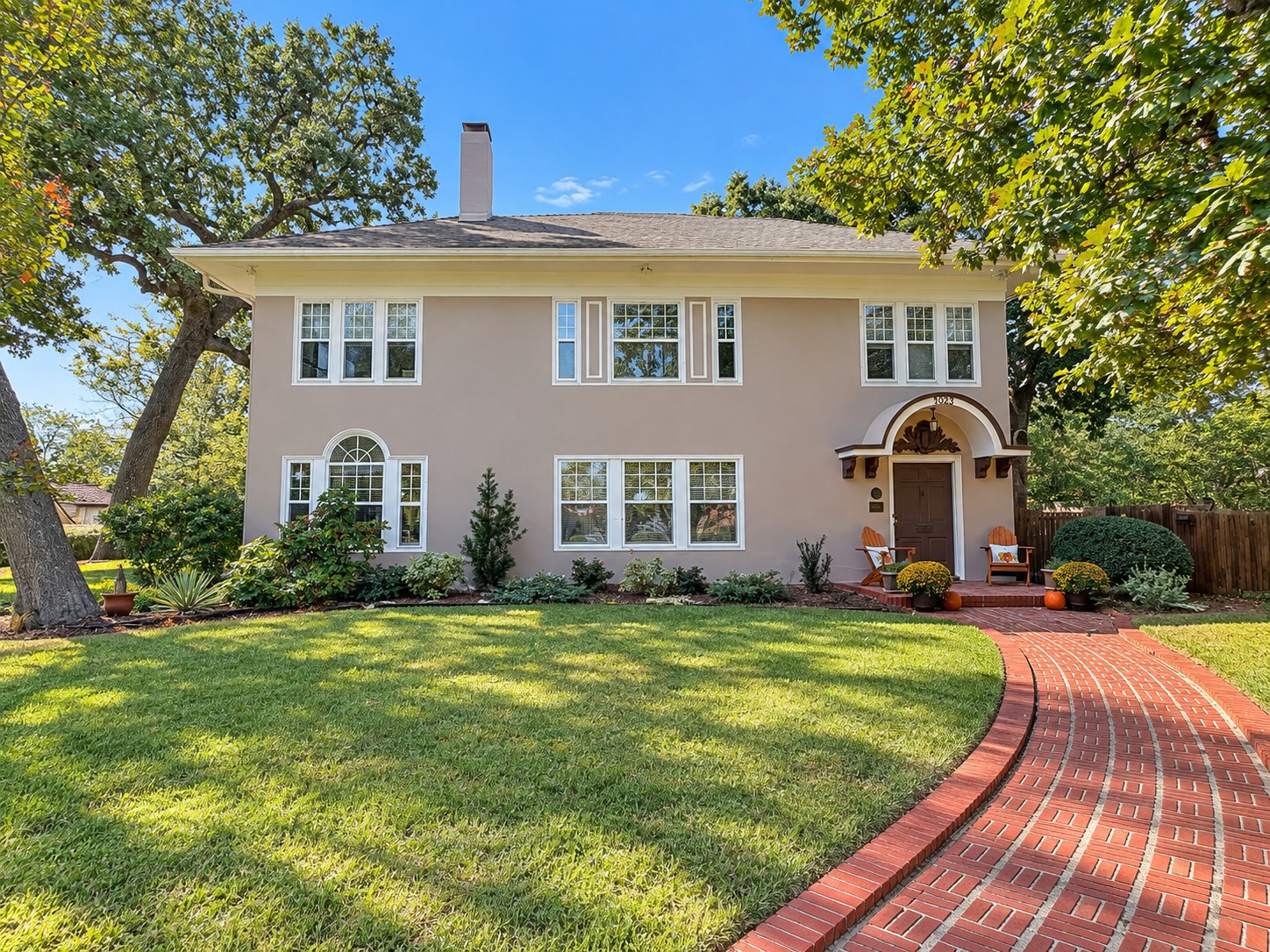 1023 W Oak Street — photo