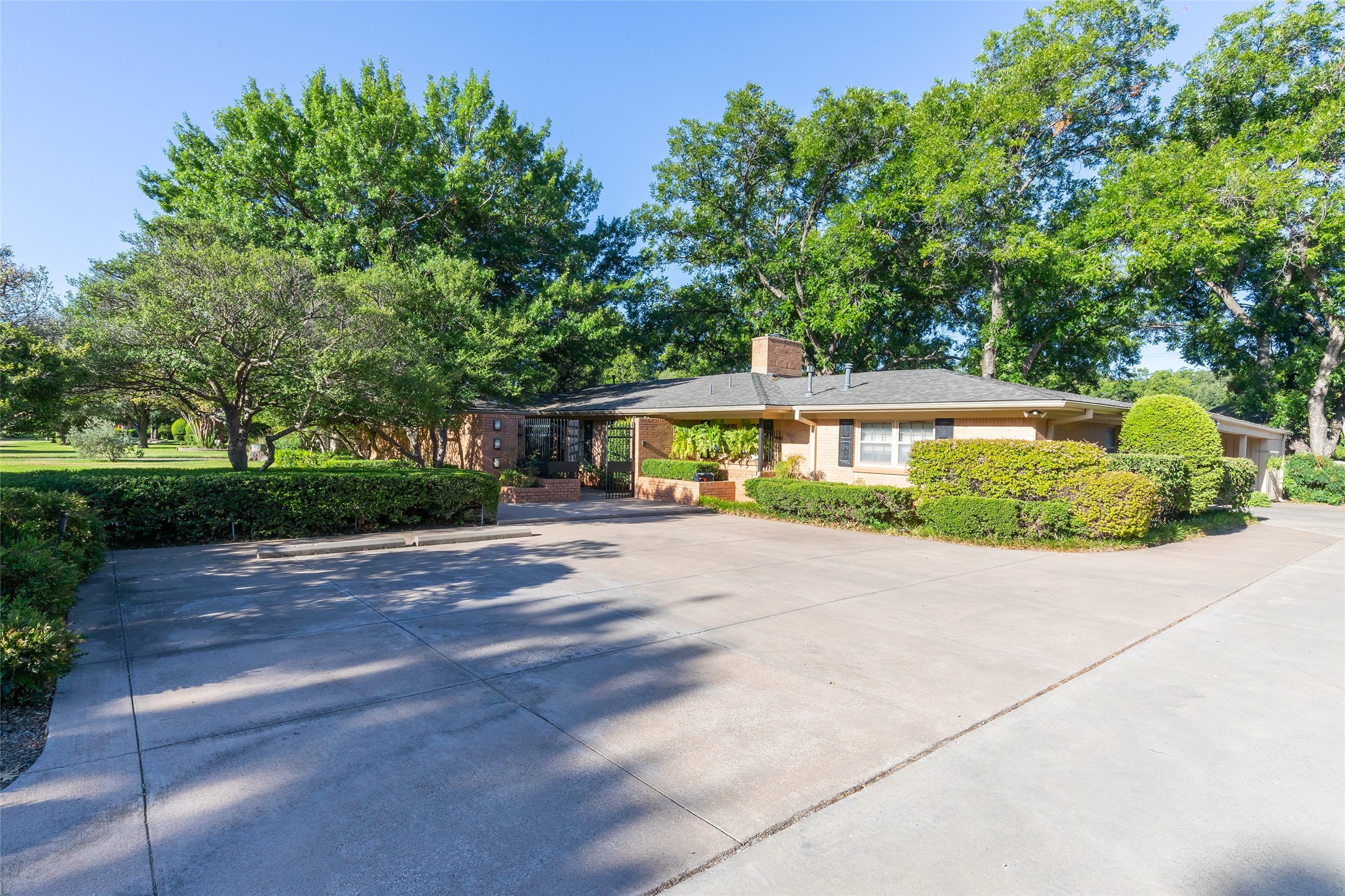 1410 Tanglewood Road — photo