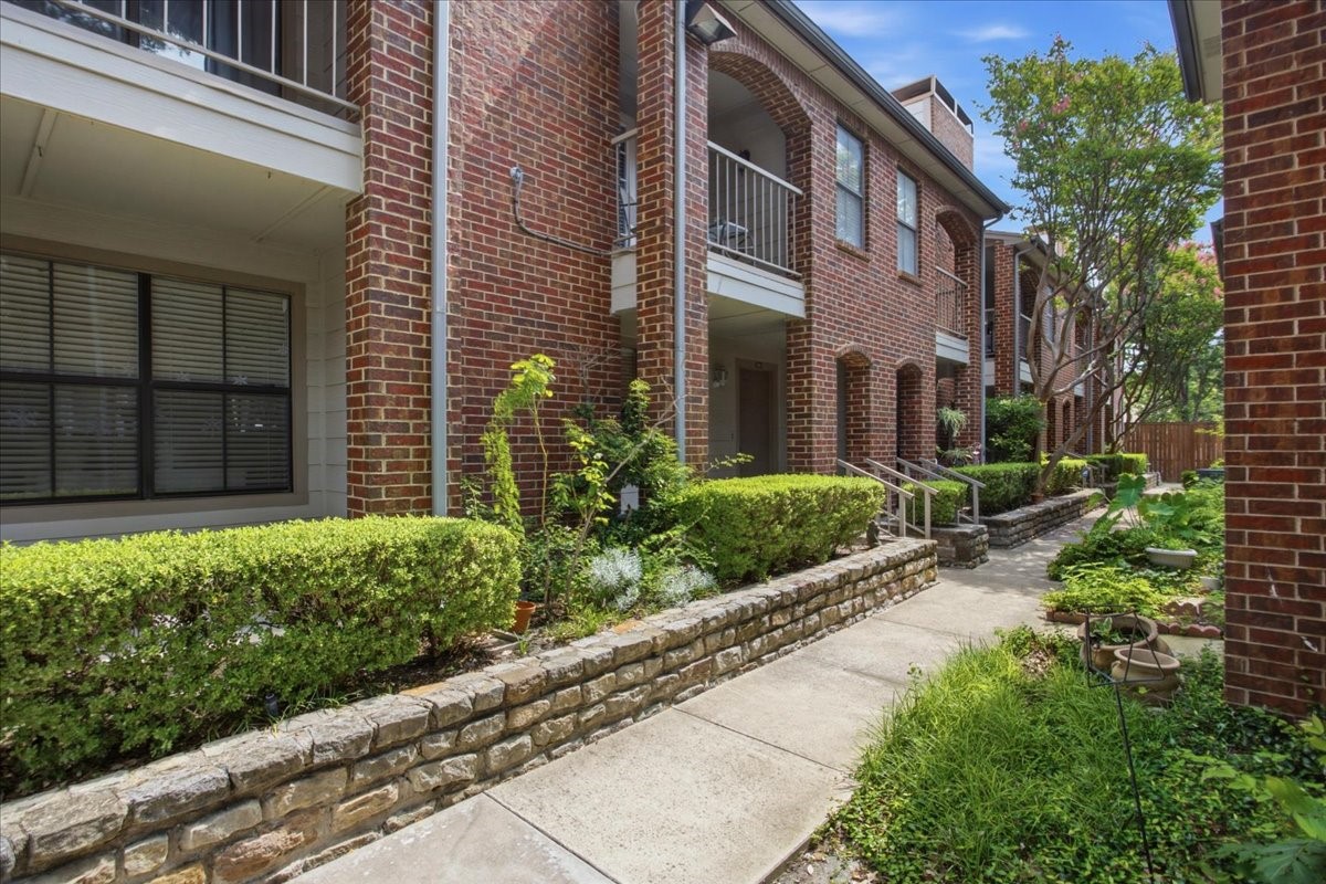 3205 Donnelly 202 — photo